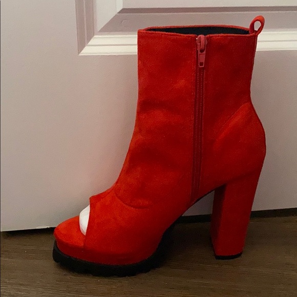 Red open toed heeled boots - Picture 3 of 3